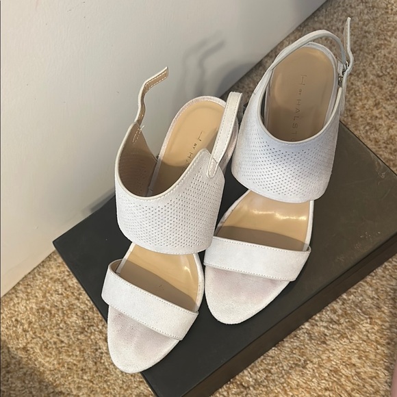 Elegant White Wedge Sandals - Picture 3 of 5